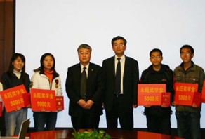 大山英佳總經(jīng)理與于志剛校長為獲獎學(xué)生頒發(fā)獎學(xué)金